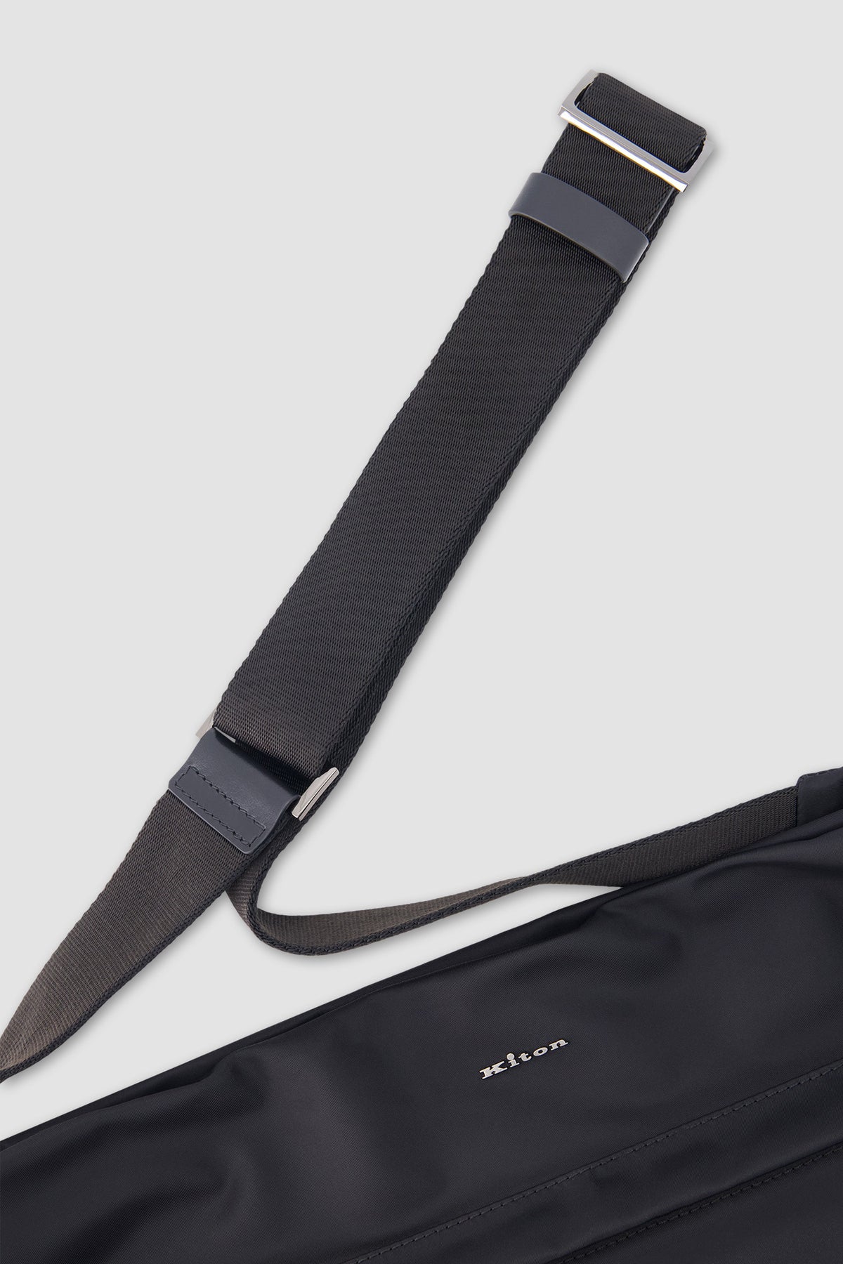 Sac à dos mono en cuir de cerf noir Kiton