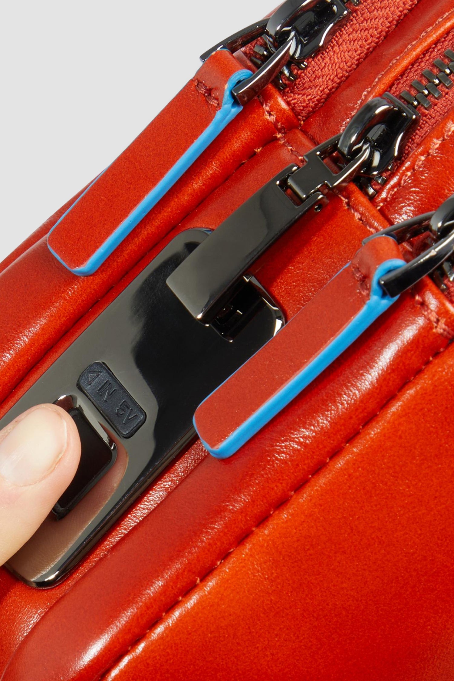 Pochette Piquadro orange avec verrouillage de sécurité par empreinte digitale