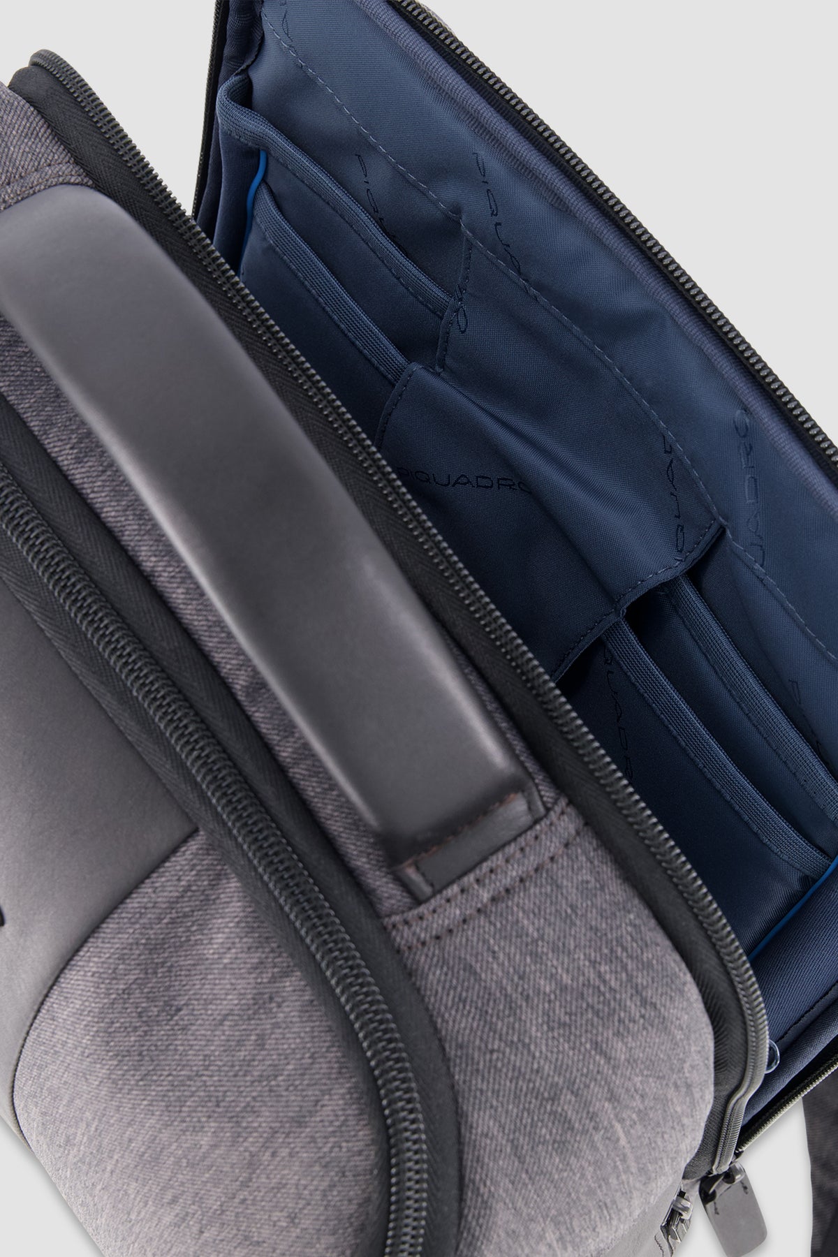 Piquadro Sac à dos pour ordinateur portable 15,6" en tissu recyclé gris/noir