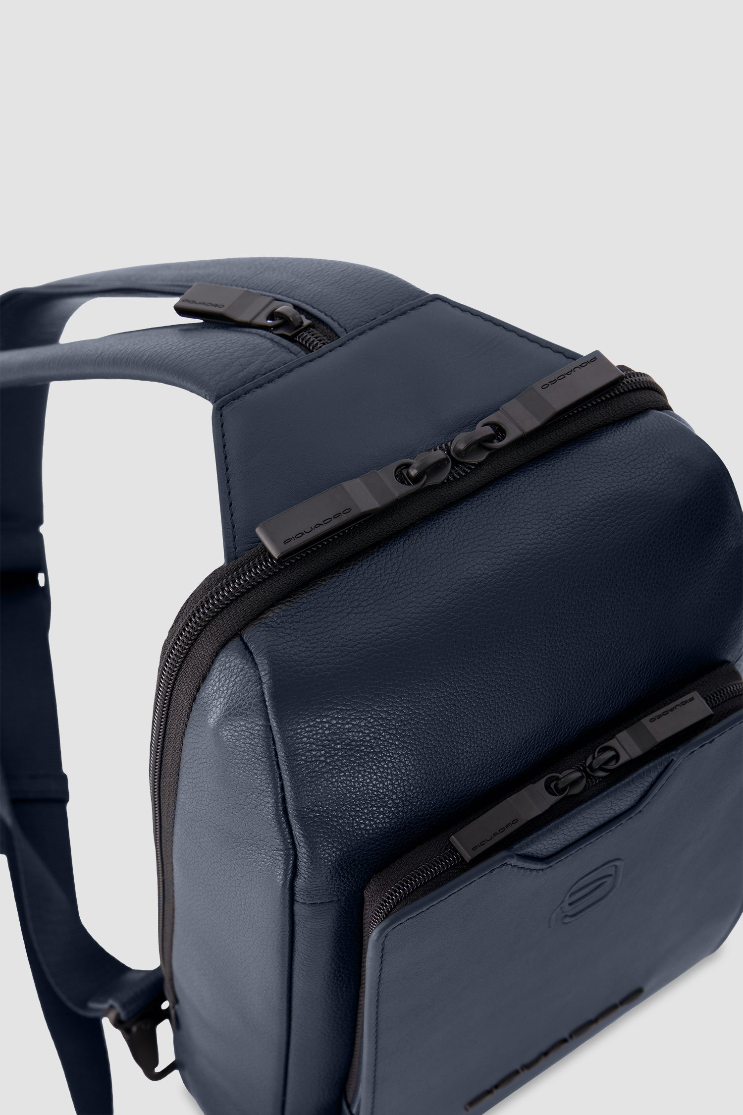 Sac à bandoulière Piquadro bleu convertible en sac à dos