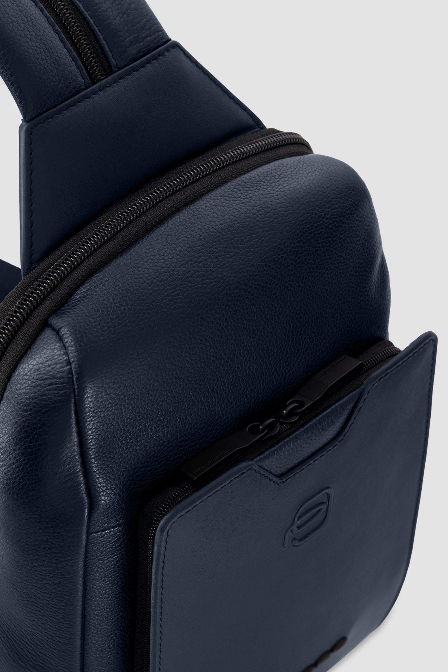 Sac à bandoulière Piquadro bleu convertible en sac à dos