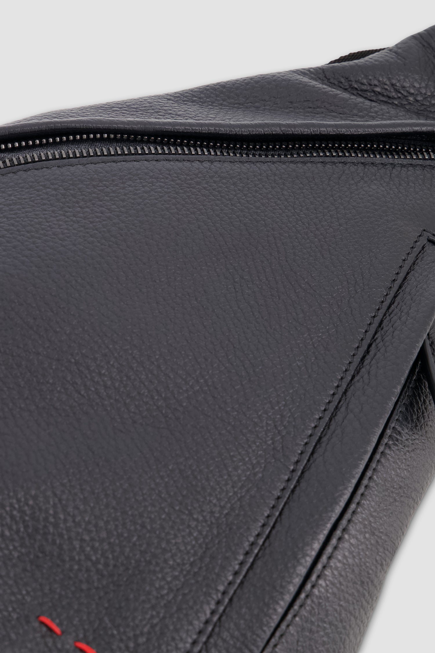 Sac à dos mono en cuir de cerf noir Kiton