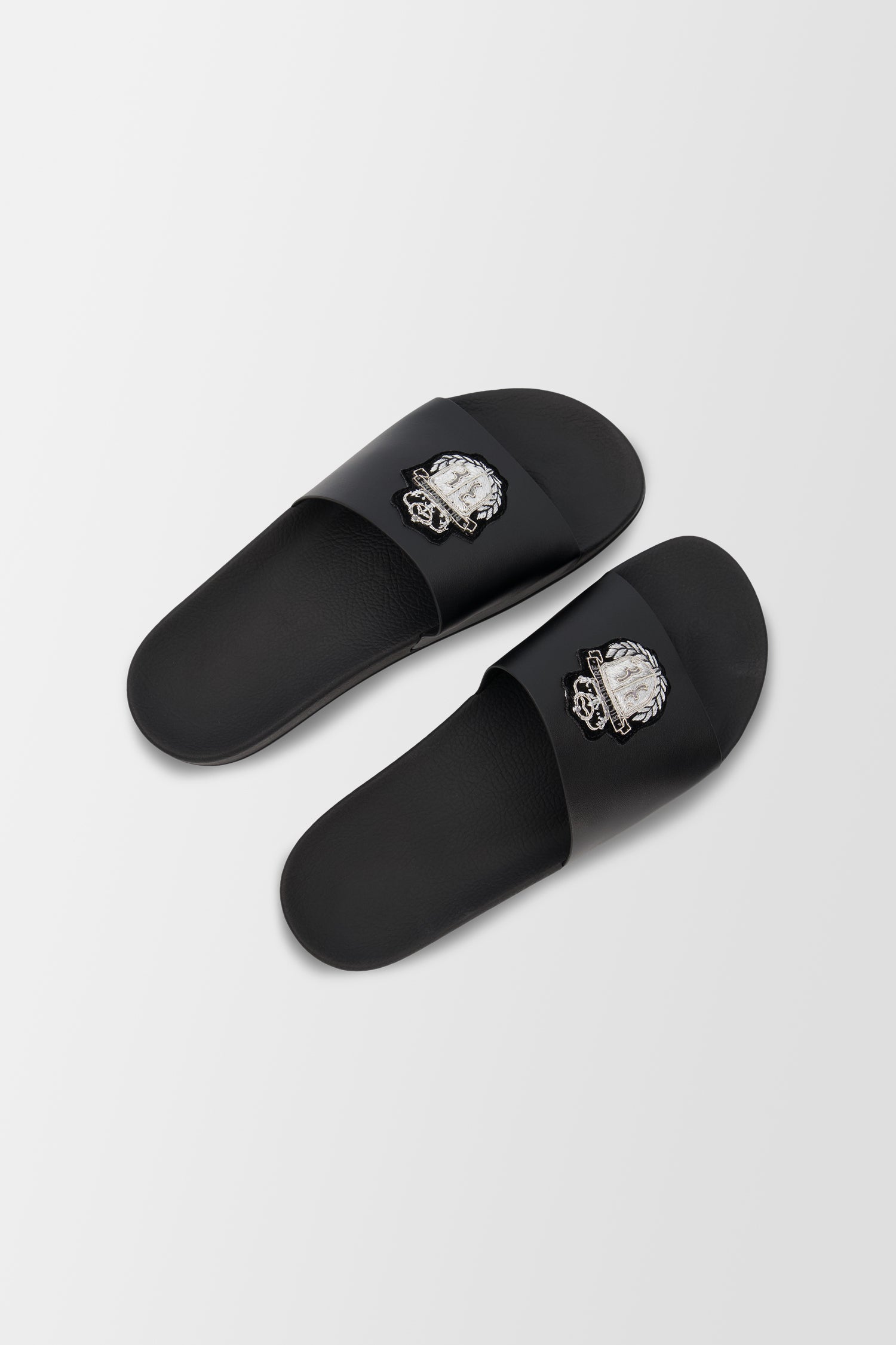 Claquettes noires à crête blanche de milliardaire