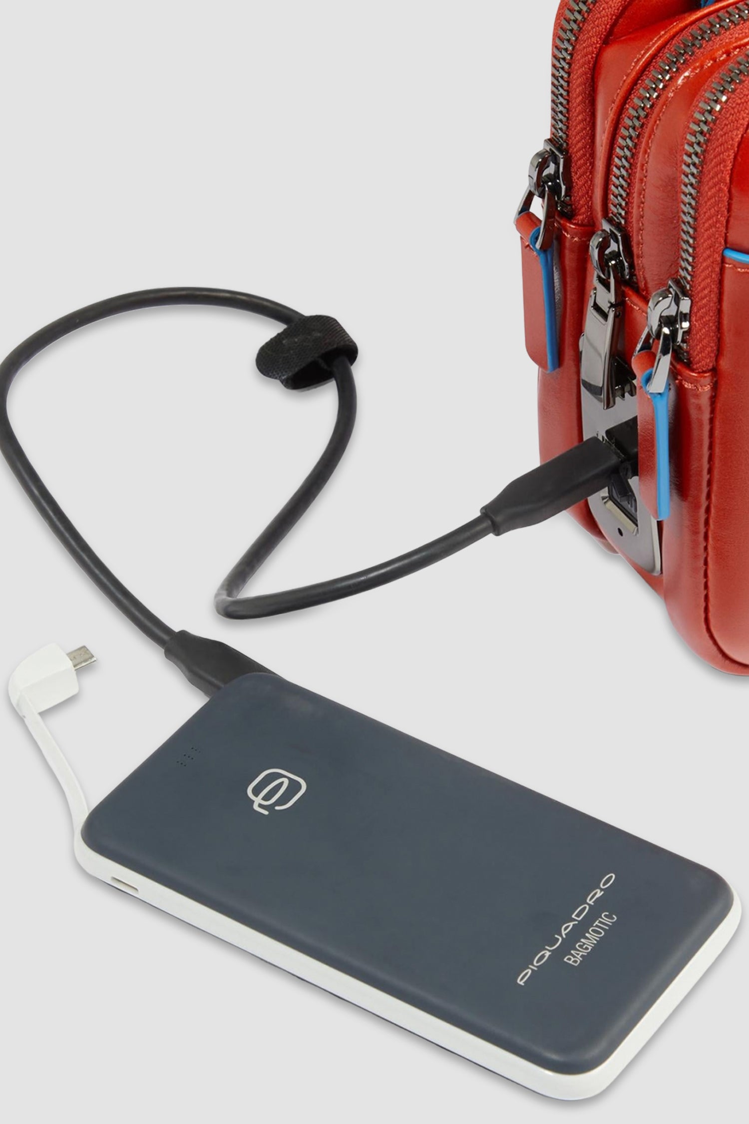 Pochette Piquadro orange avec verrouillage de sécurité par empreinte digitale