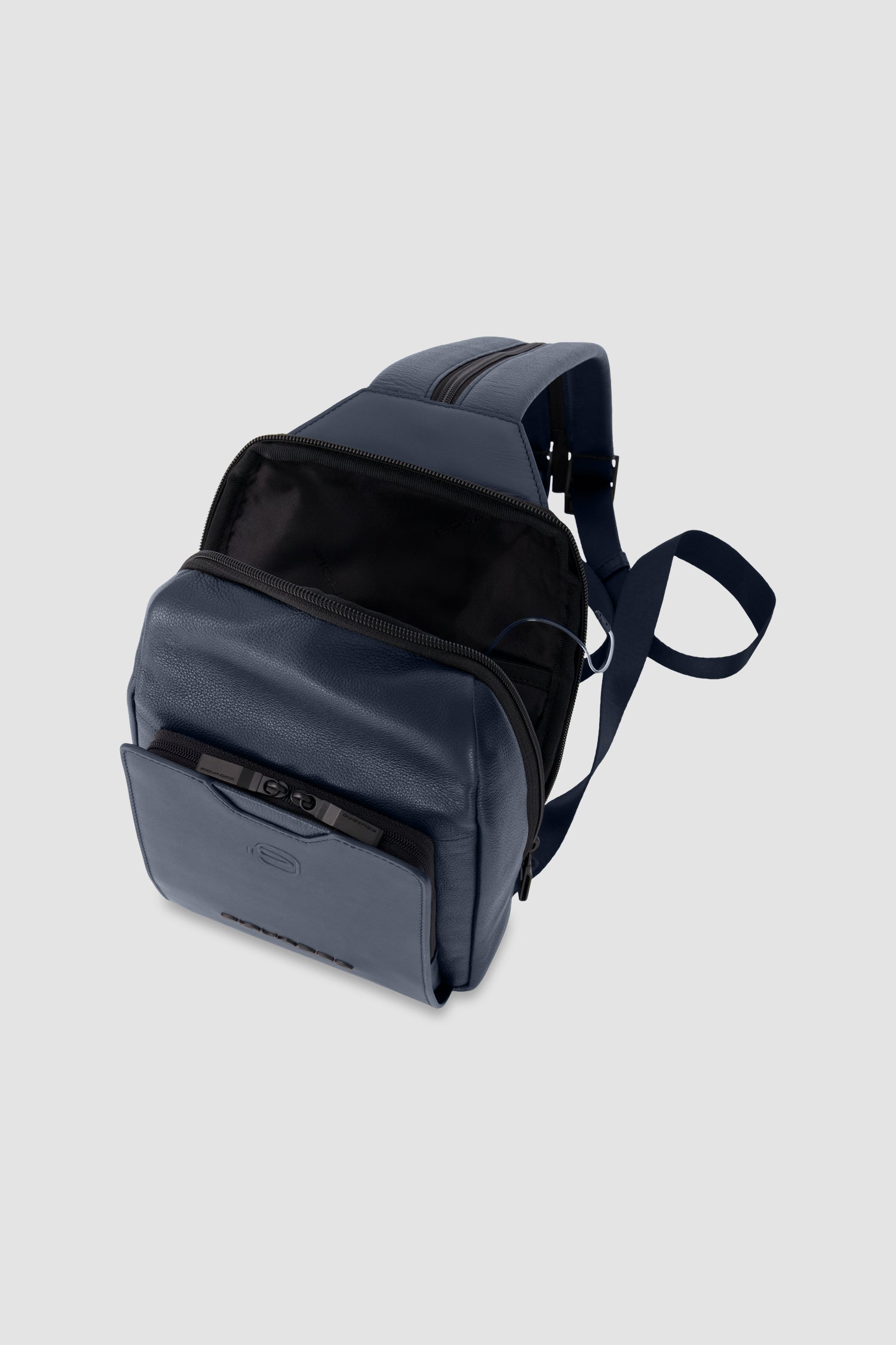 Sac à bandoulière Piquadro bleu convertible en sac à dos