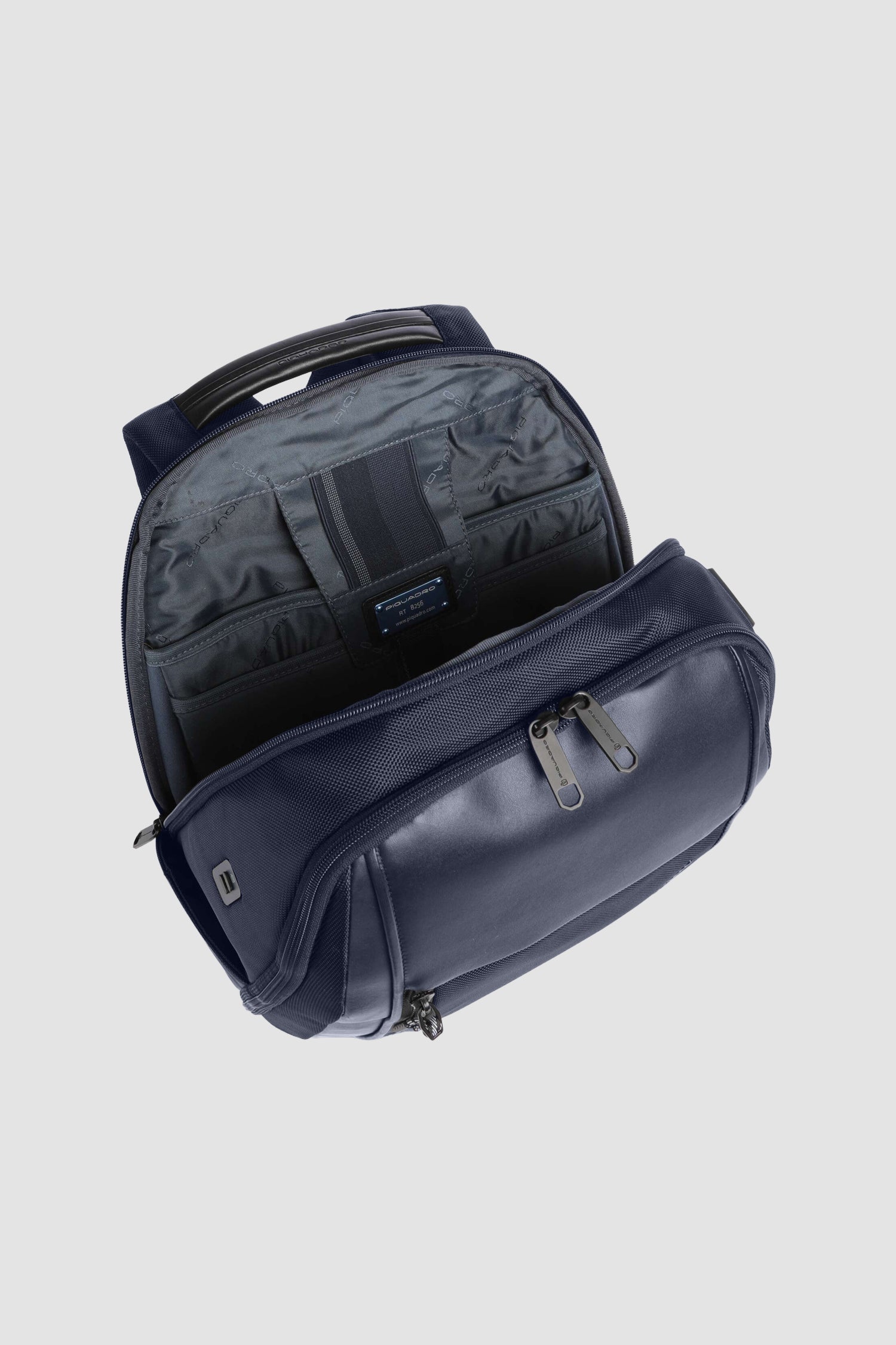 Sac à dos de voyage Piquadro pour ordinateur portable 15,6" en textile recyclé bleu marine