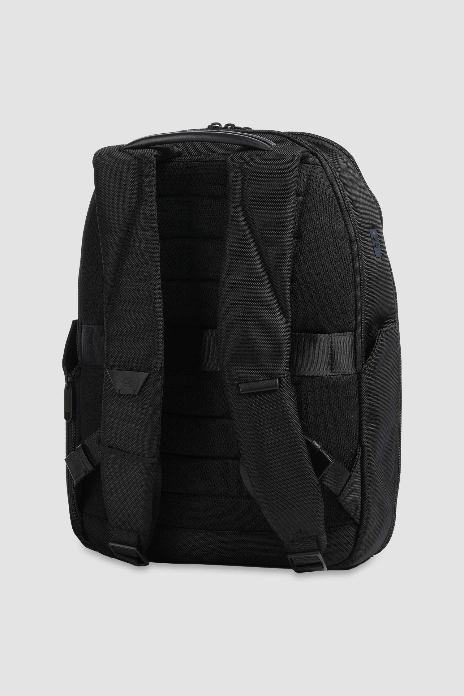 Sac à dos de voyage Piquadro pour ordinateur portable 15,6", en textile recyclé noir