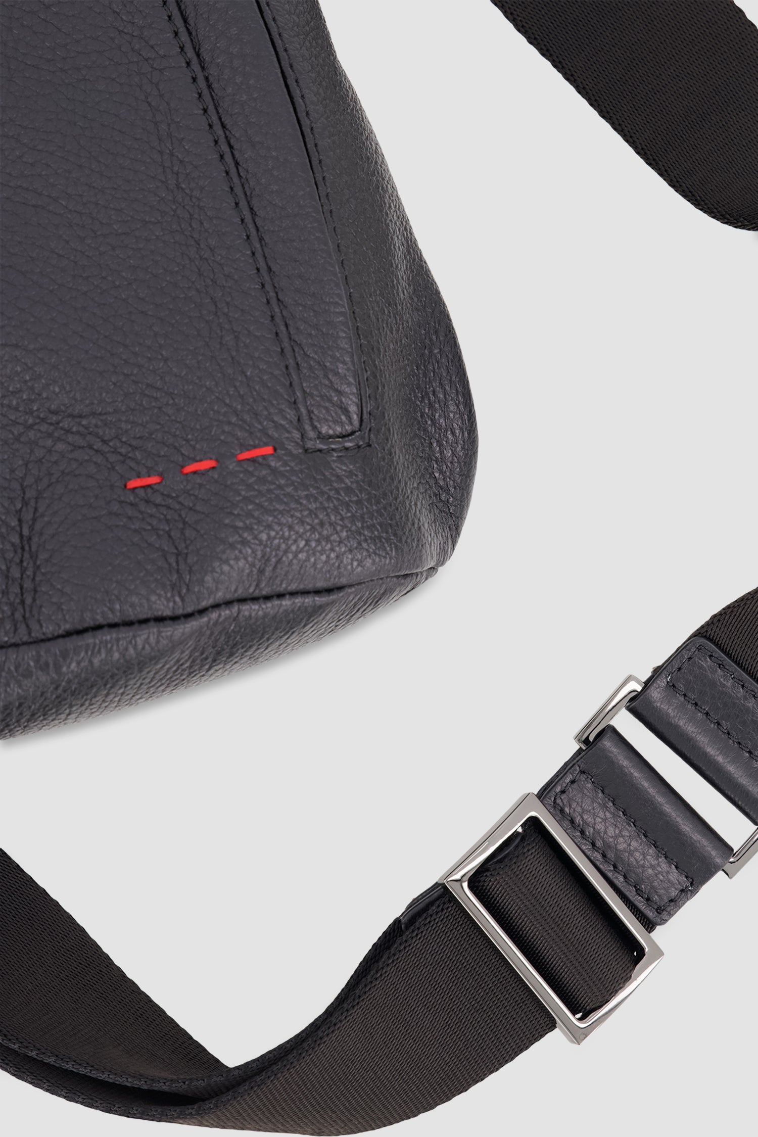 Sac à dos mono en cuir de cerf noir Kiton