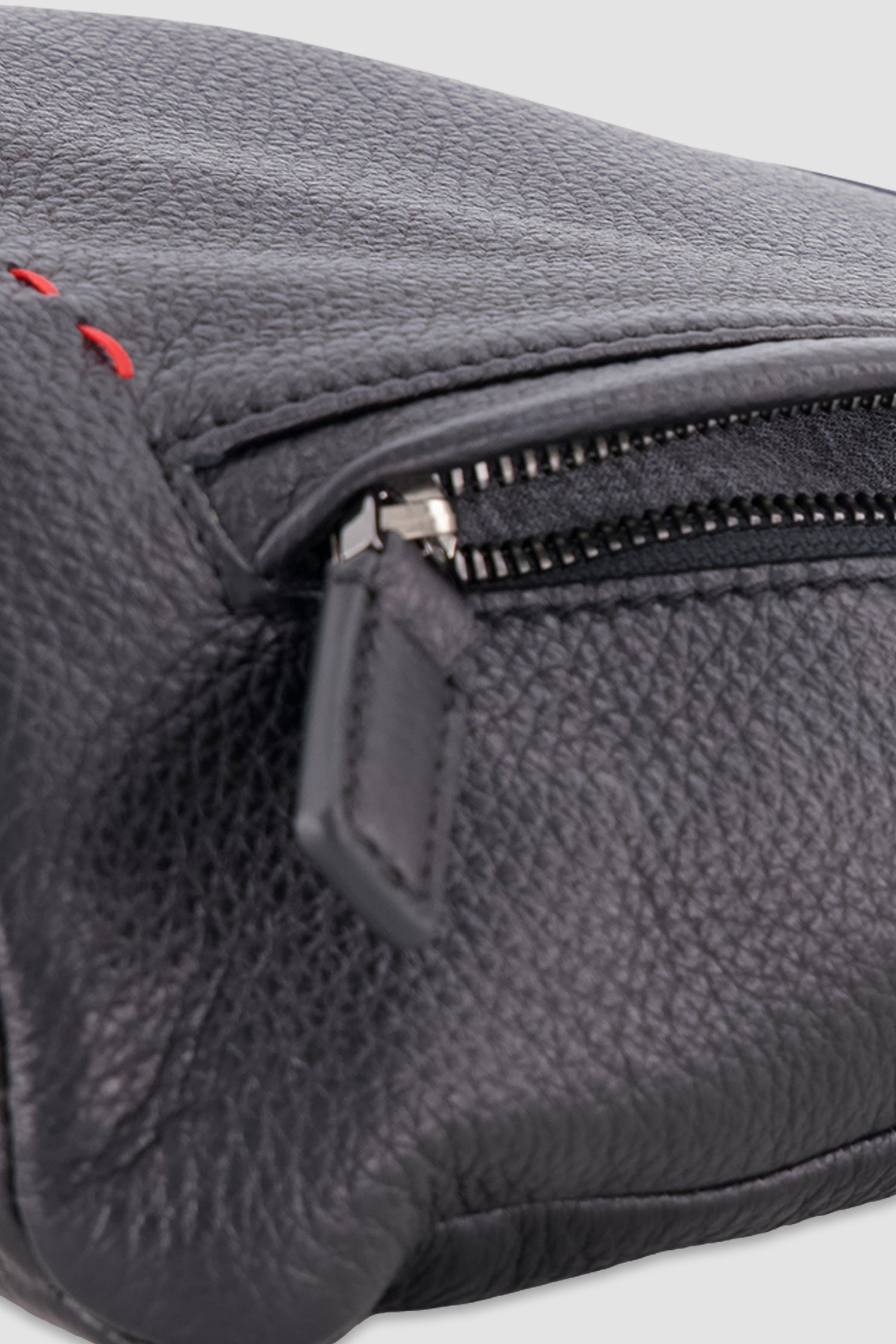Sac à dos mono en cuir de cerf noir Kiton